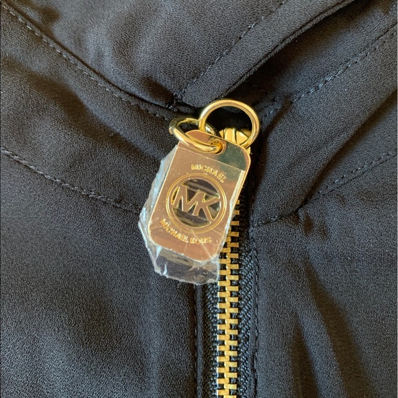 Flowy Zip-Up Blouse - Picture 7 of 7